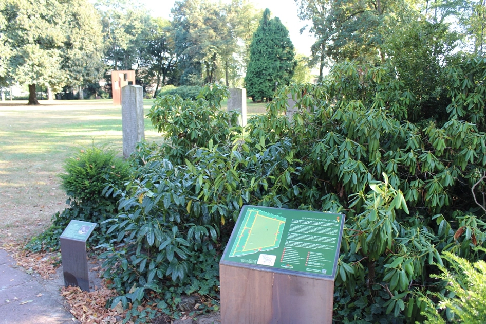 Das Foto zeigt die Übersichtstafel und eine kleinere Informationstafel am Eingang zum Geschichtspfad Alter Friedhof © Stadt Halle (Westf.)